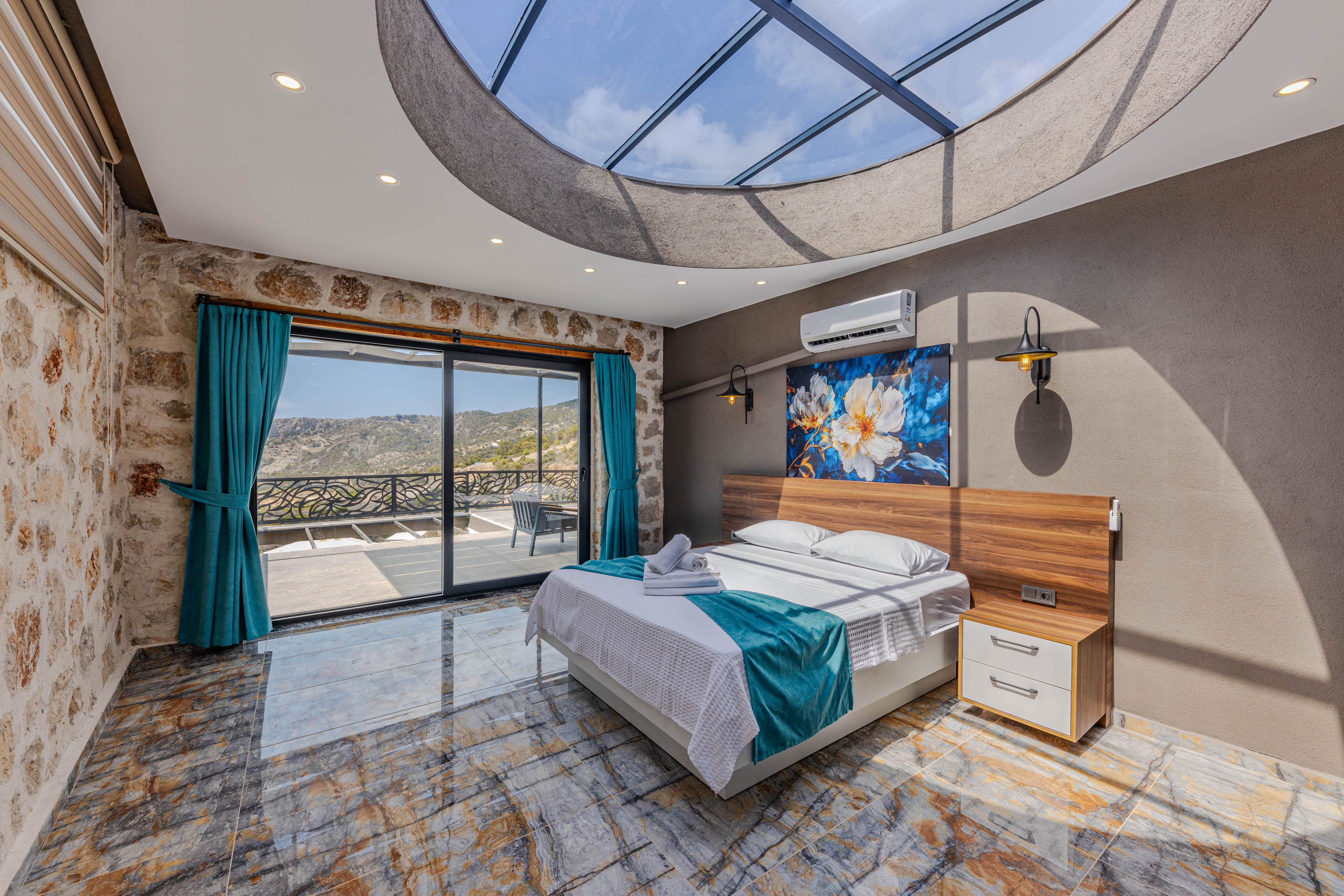 Exclusive room with a large bed and a view of the mountains